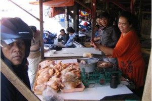 Salah seorang pedagang daging ayam di Pasar Kepuh.